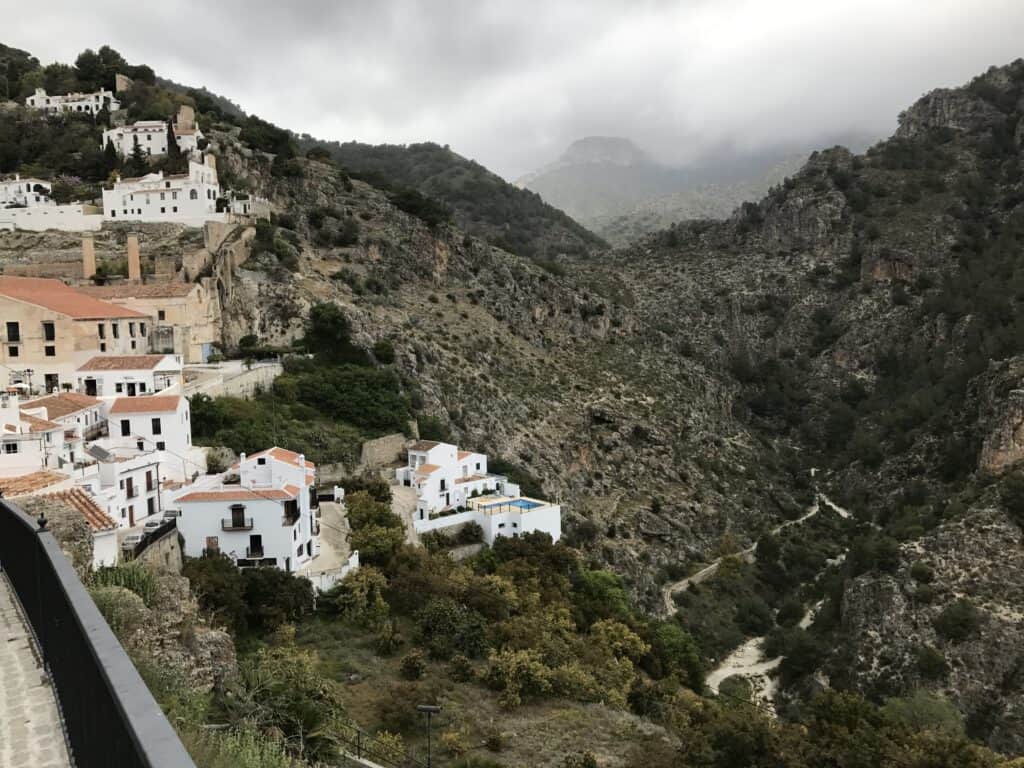 Uitzicht op de witte huizen van Nerja en Frigiliana in de bergen.