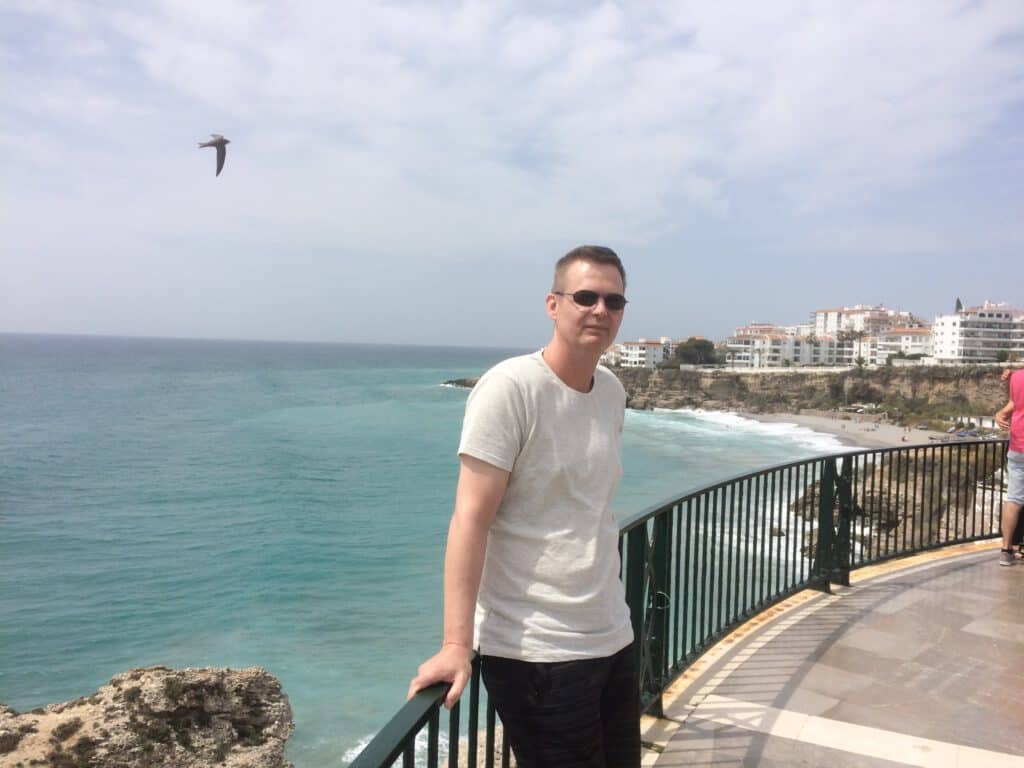 Man geniet van uitzicht op de kustlijn van Nerja en Frigiliana.