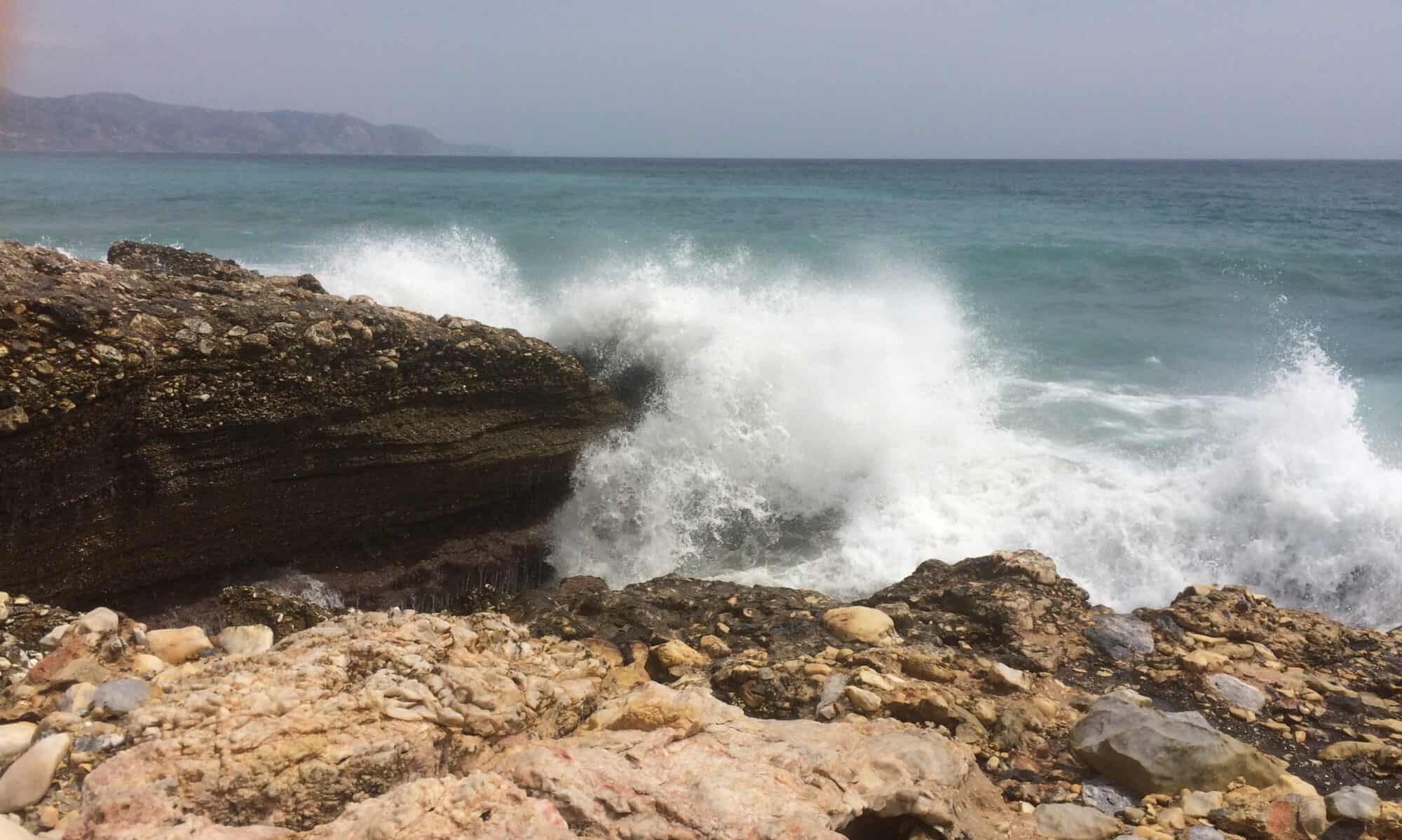 Kustlijn met rotsen en golven in Nerja, Spanje.
