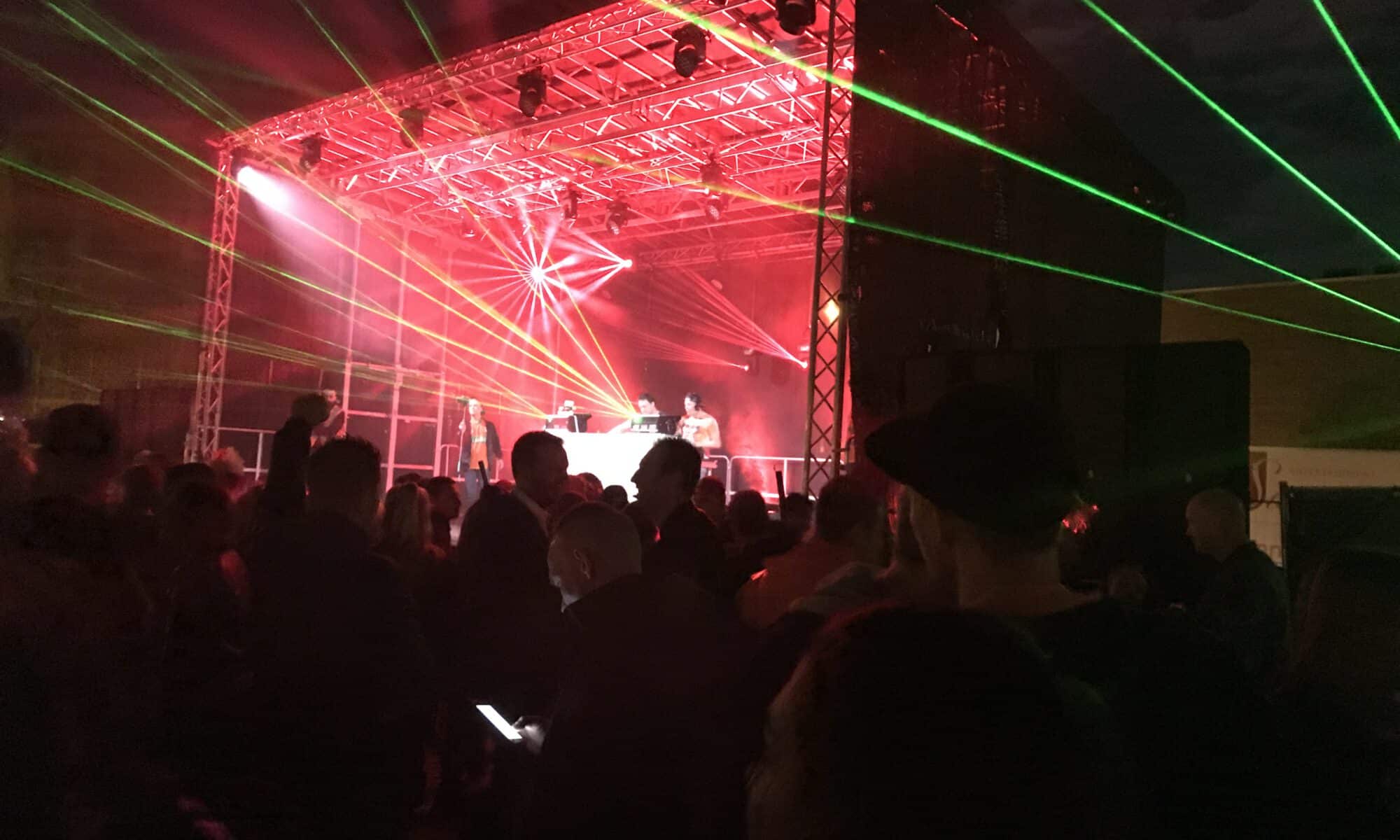 Muziekfestival met laserlichten en publiek tijdens Kingsday 2018.