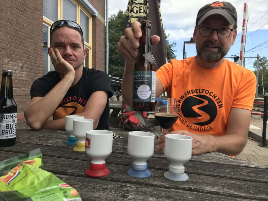 Twee mannen genieten van bierproeverij bij Vechtdal Wandelweekend.