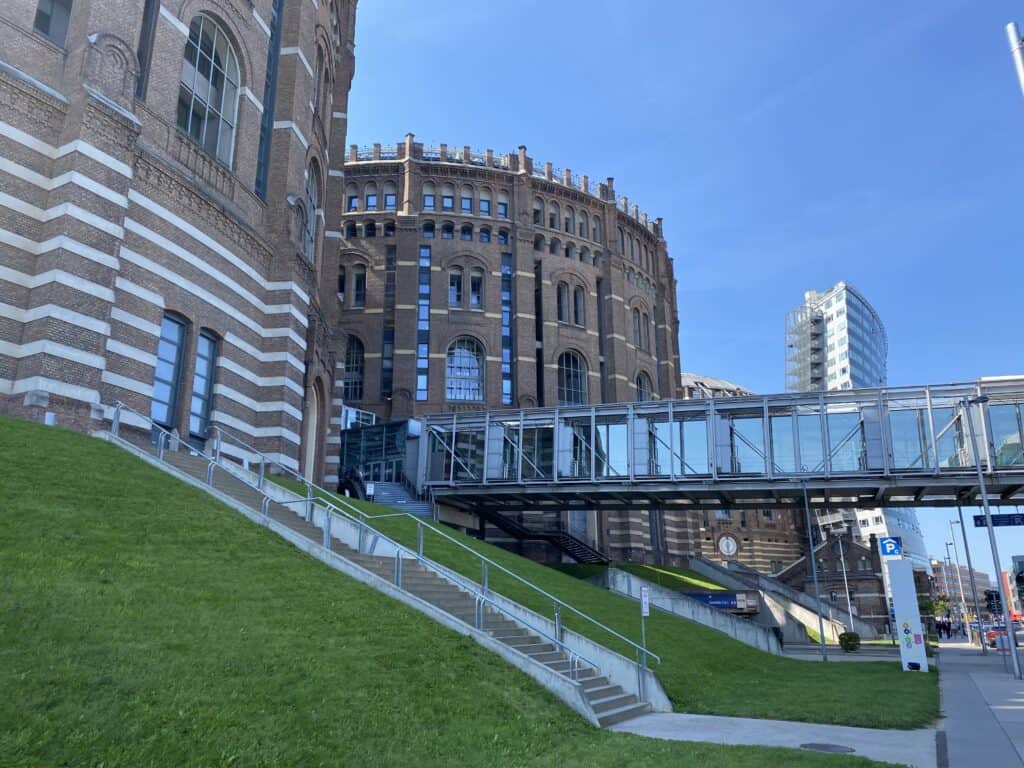 Uitzicht op historische architectuur en moderne brug in Wenen.