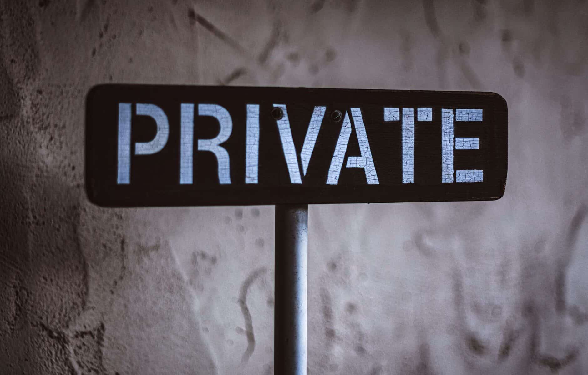 Privé bord op muur, privacy en exclusiviteit benadrukken.